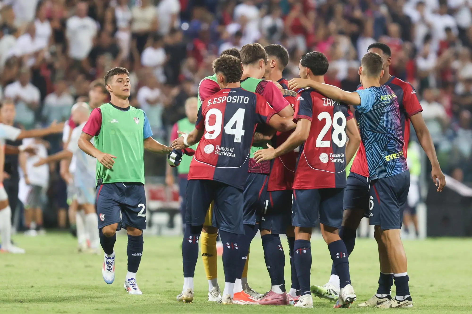 L'esultanza del Cagliari per la vittoria contro la Virtus Entella (foto Fabio Murru)