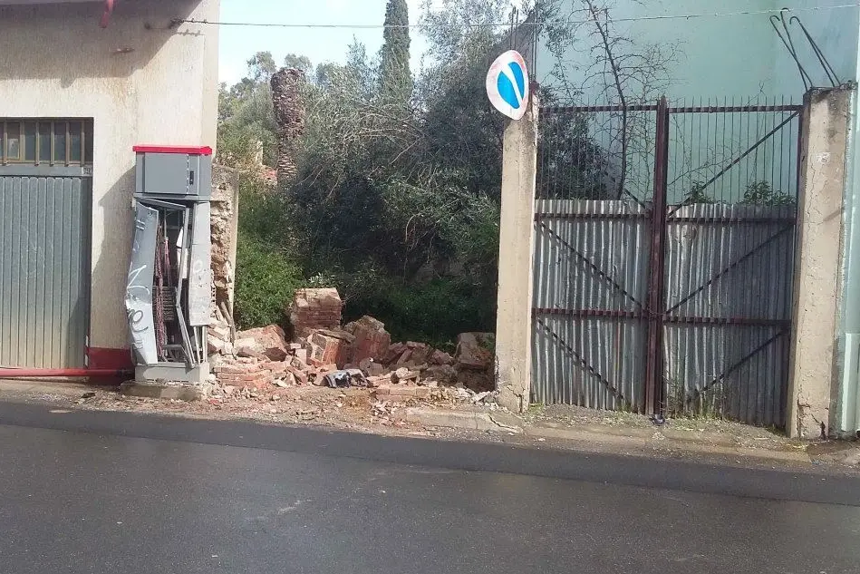 I danni a un'abitazione e a una cabina Telecom causati dall'incidente in via Musei