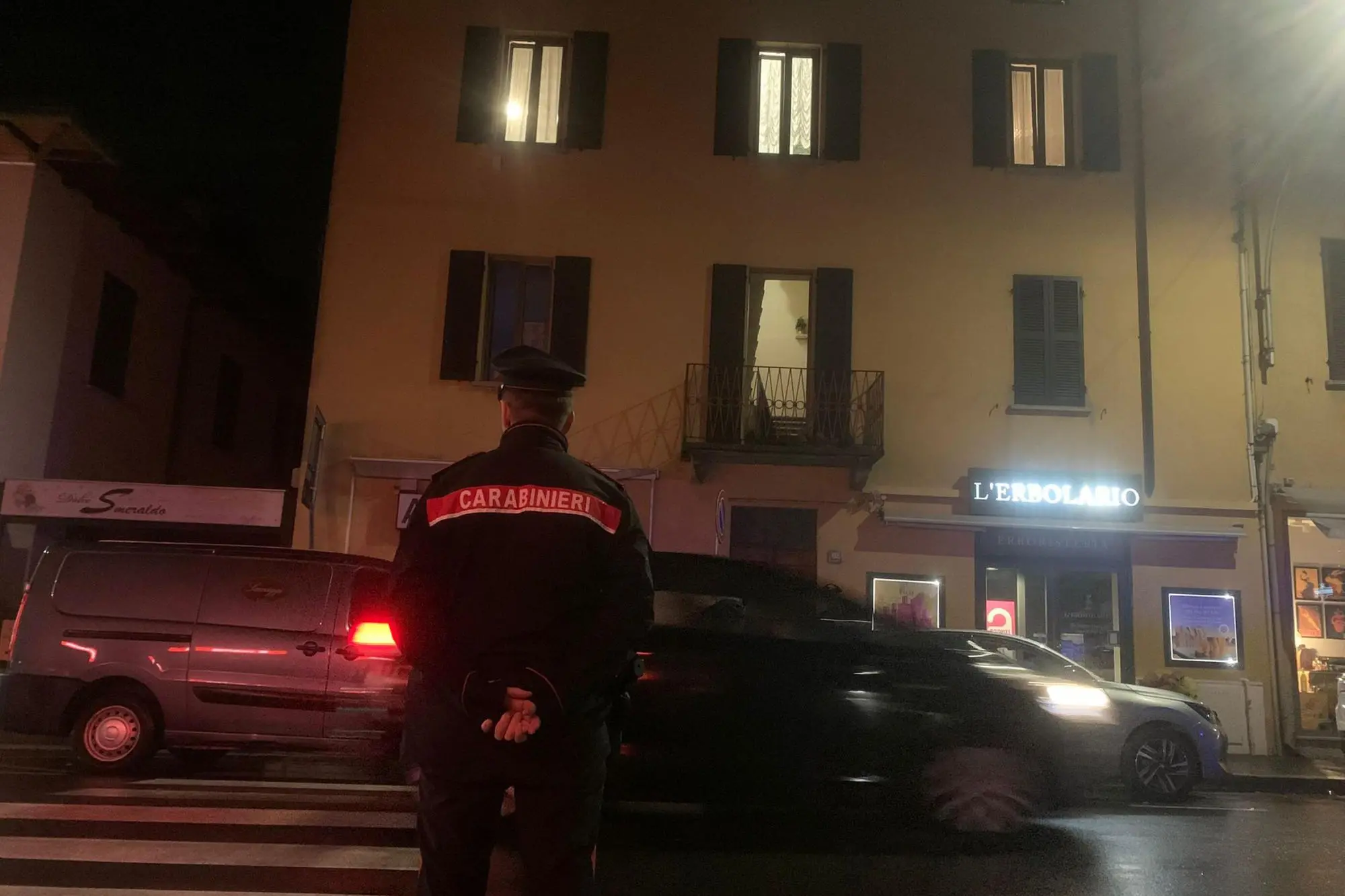 L'abitazione di via Vittorio Veneto a Luino, in provincia di Varese, dove uomo di 57 anni, cittadino svizzero, è morto dopo essere stato accoltellato dal figlio adottivo 25enne, Luino, 06 luglio 2025. ANSA/Enzo Laiacona