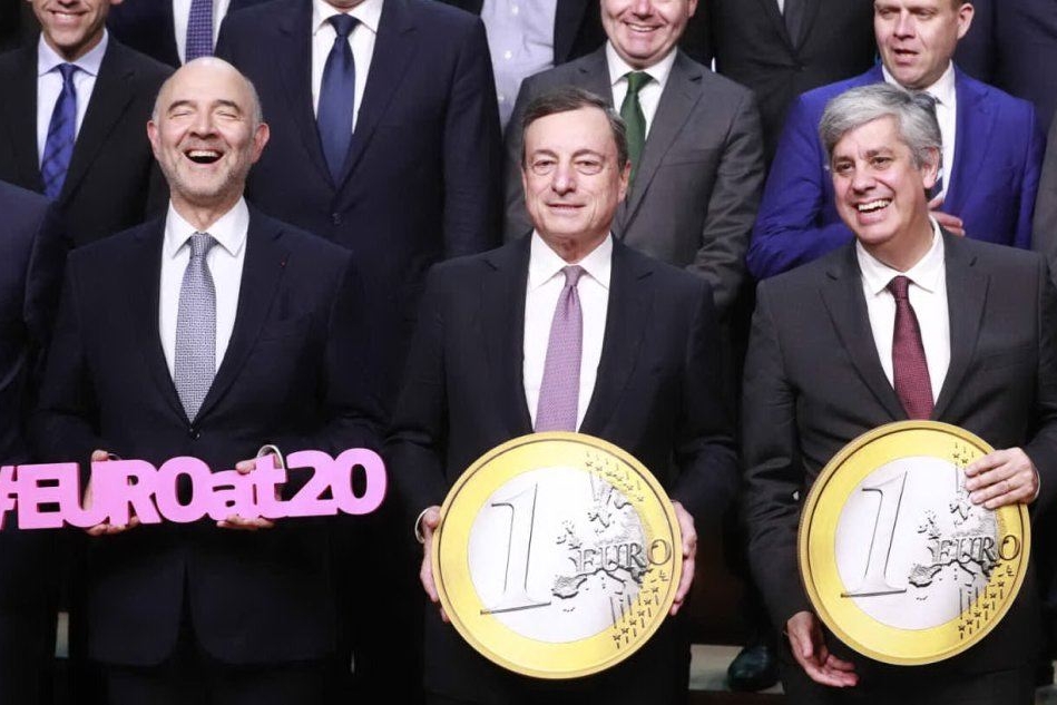 Mario Draghi (al centro) al ventesimo anniversario dell'Eurogruppo (Ansa/Epa)