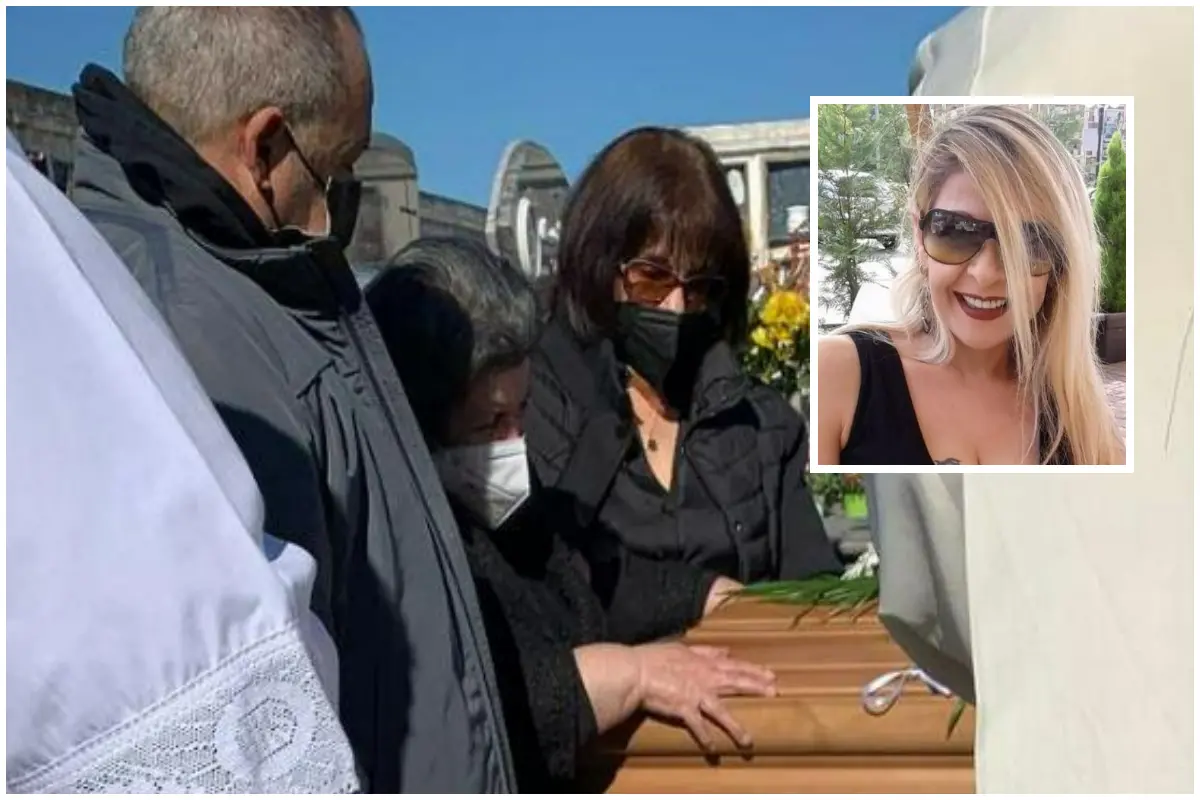 I parenti di Daniela Cadeddu al cimitero, un anno fa (foto Pinna). Nel riquadro la vittima