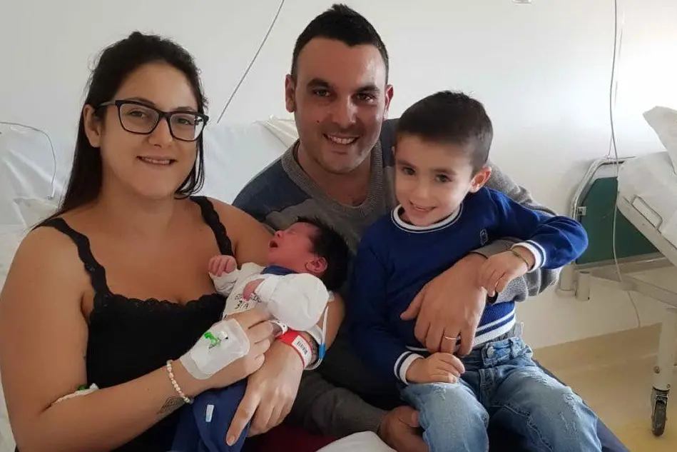 Edoardo Simula, con mamma Antonella, babbo Danilo e il fratellino Andrea Antonio