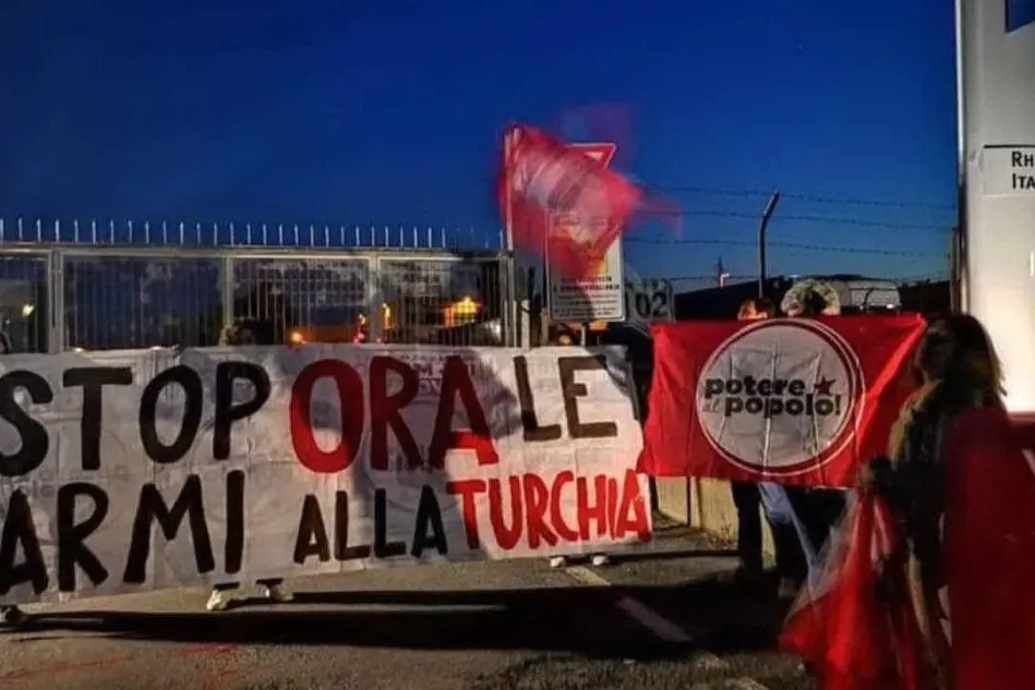 La protesta alla Rheinmetall Spa di Roma organizzata da Potere al Popolo (foto L'Unione Sarda - Farris)