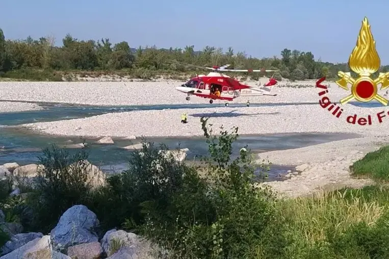 L'elicottero impegnato nelle ricerche della bambina annegata nel Piave (foto vigili del fuoco)