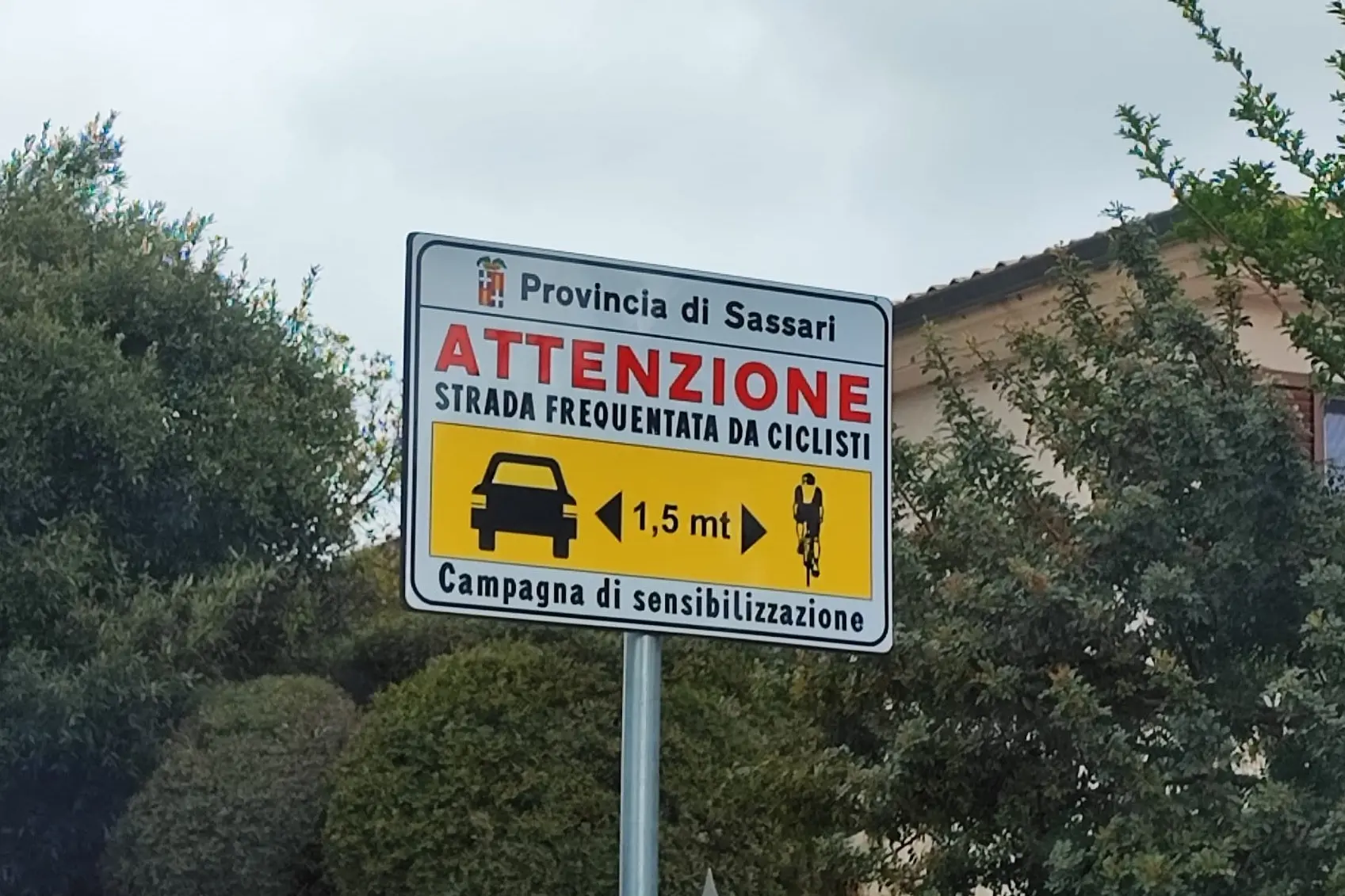 Uno dei cartelli per segnalare la presenza di ciclisti (Foto Tellini)