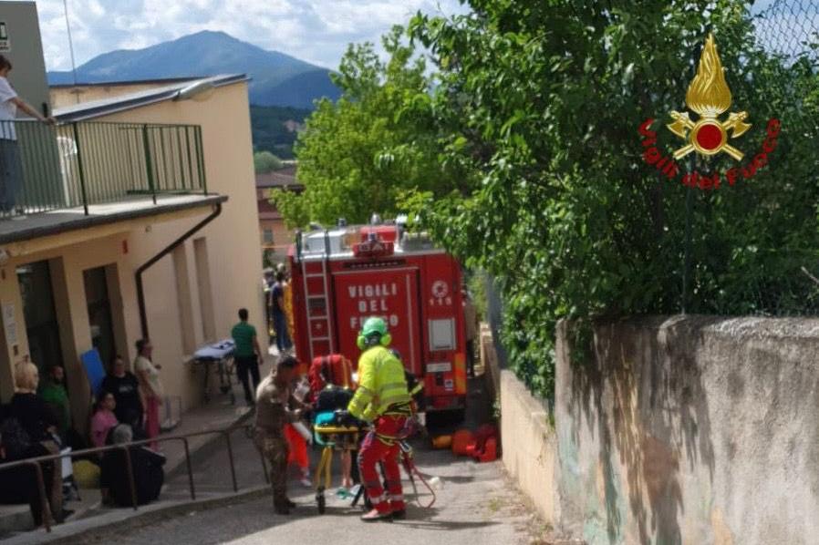 Auto sfonda la recinzione di un asilo: muore un bimbo, altri quattro feriti