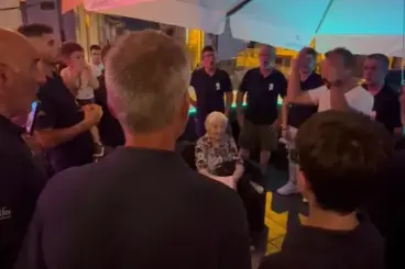 Il coro (frame da video)
