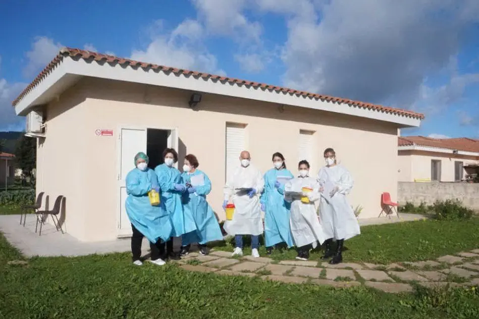 L'ingresso del team di vaccinatori in una residenza del distretto di Alghero (foto ufficio stampa Ats Sardegna)