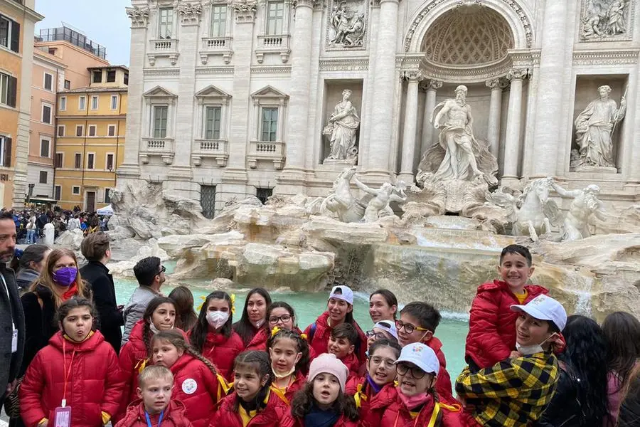 I bimbi davanti alla fontana di Trevi