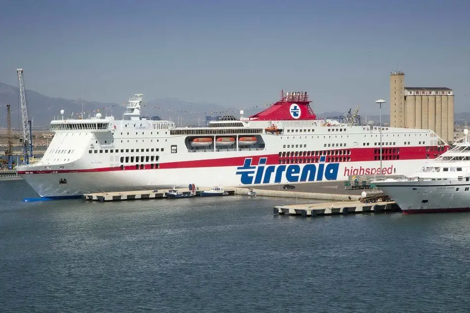 Una nave Tirrenia al porto di Cagliari