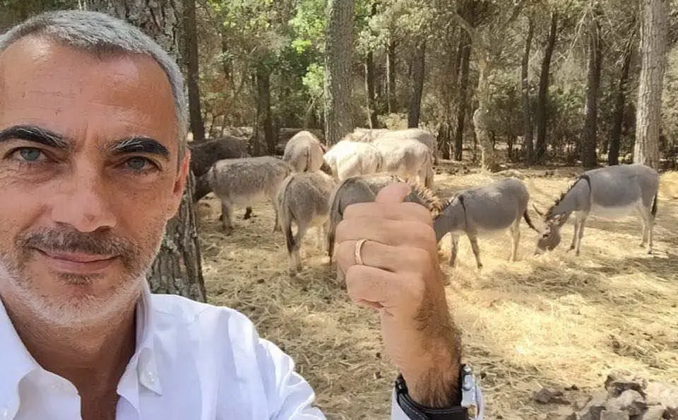 Un selfie del conduttore al parco dell'asino sardo, a Ortueri