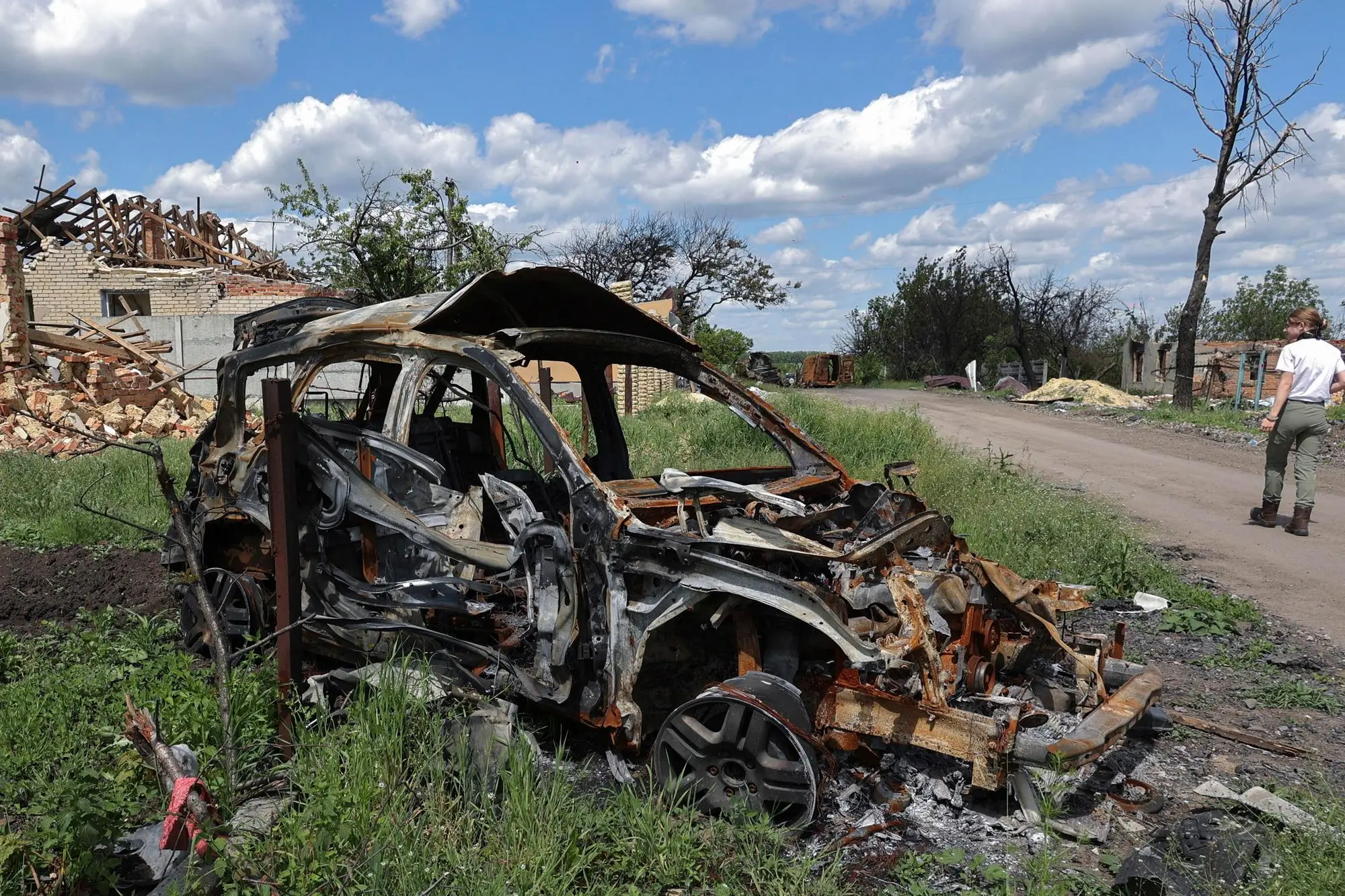Un'auto distrutta nel villaggio di Koropovo (Ansa - Epa)