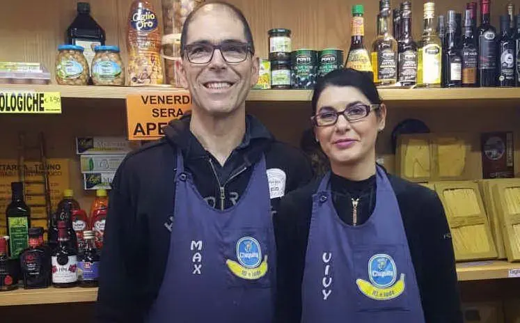 Massimo Sainas e Viviana Melis nella bottega di via Istria (foto F. Lai)