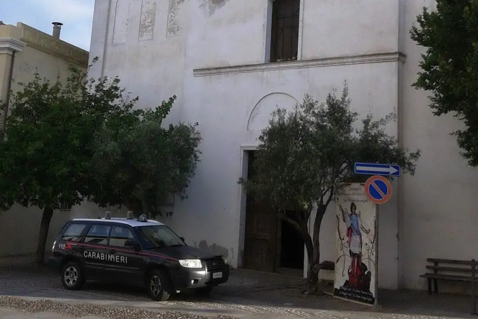 I carabinieri davanti alla chiesa