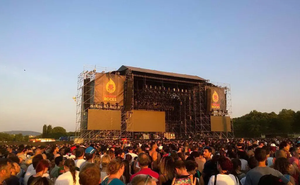 Il palco e la folla arrivata per gli Aerosmith