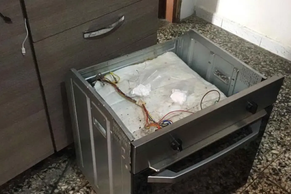 La droga trovata nel forno (foto polizia di Cagliari)