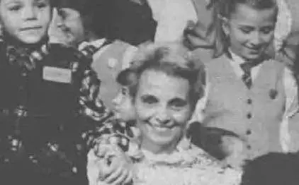 Mariele Ventre con alcuni bambini (Archivio L'Unione Sarda)