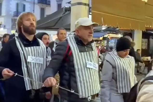 I manifestanti (Ansa - L'Azione Novara)