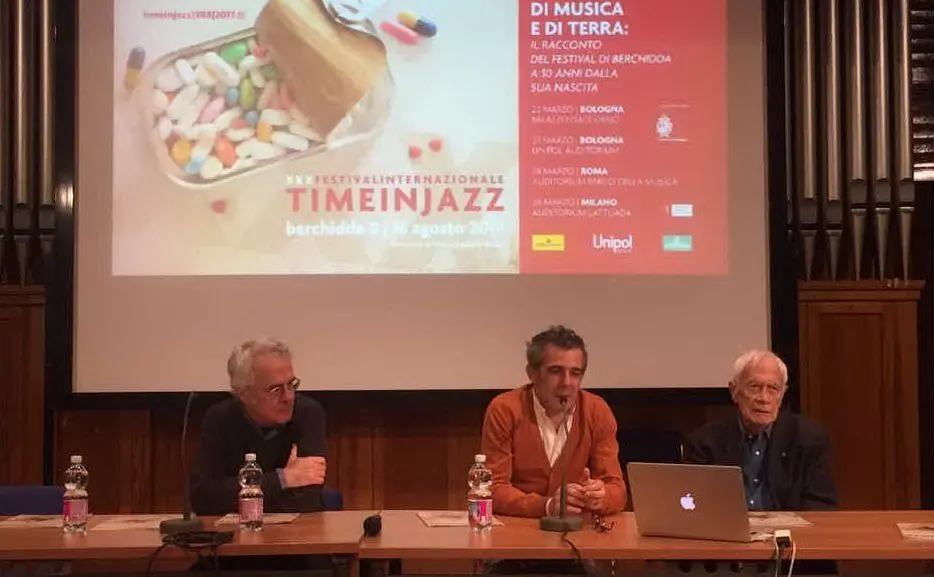 Paolo Fresu con Enzo Gentile (a sinistra) e Franco Fayenz (a destra)
