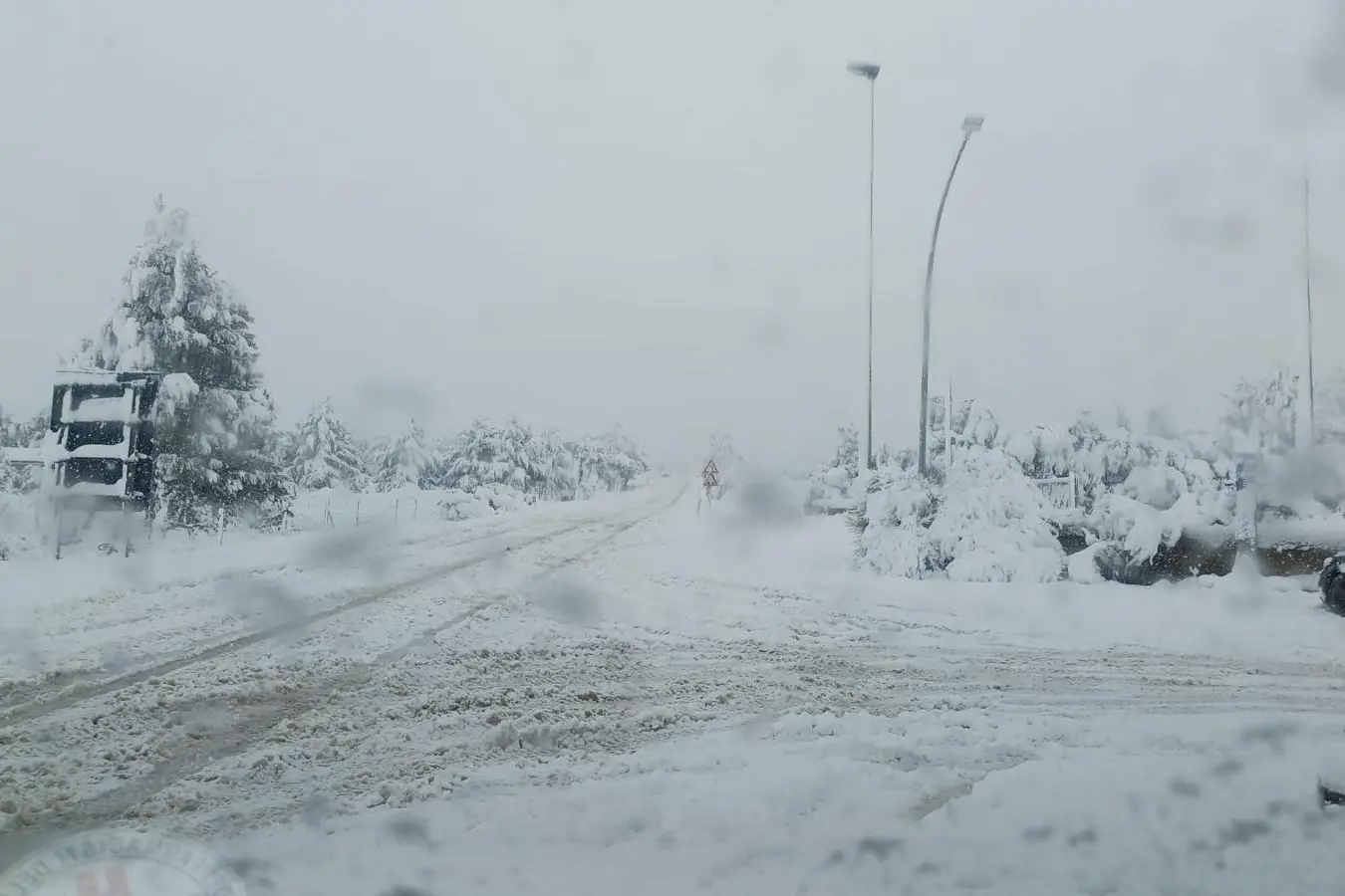 L'ingresso di Sadali sotto la neve