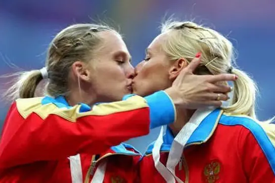 Il bacio sul podio che ha fatto il giro del mondo via web