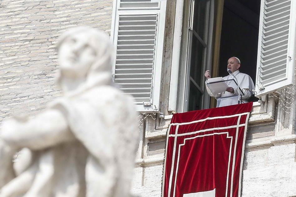 Bloccato mezzora in ascensore: disavventura per papa Francesco VIDEO