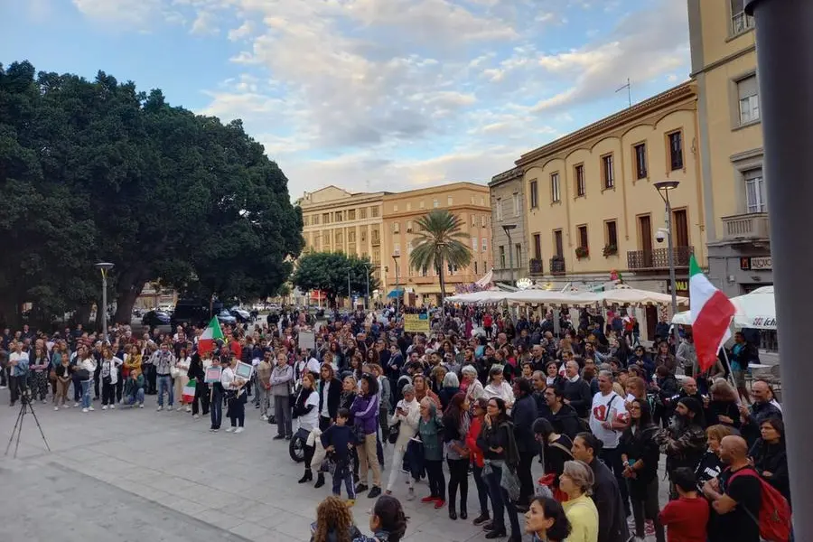 Manifestanti no green pass oggi pomeriggio in piazza Garibaldi (foto Lapenna)