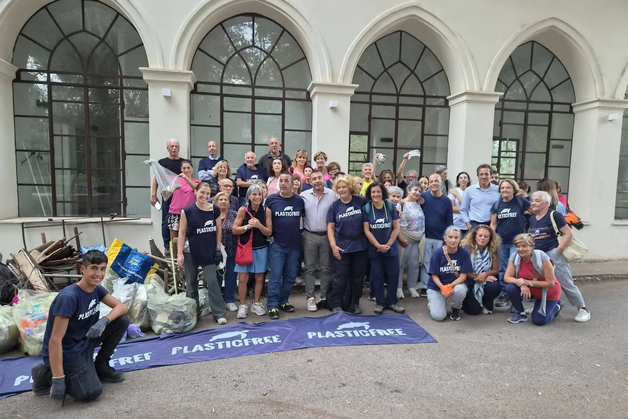 I volontari di Plastic Free nell'ex Colonia campestre