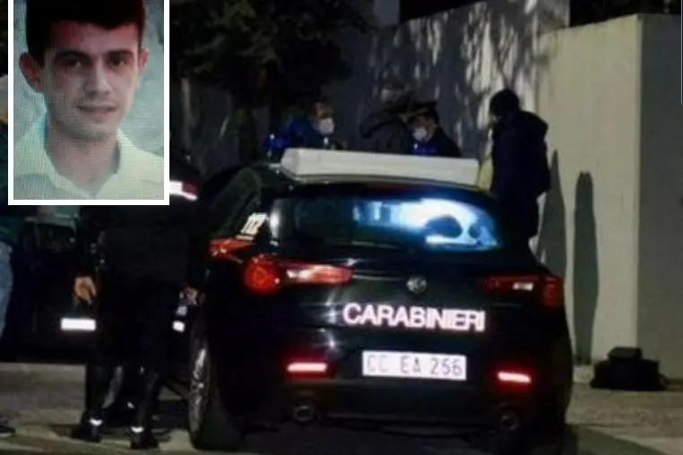 La vittima e i carabinieri sul luogo dell'agguato (L'Unione Sarda)