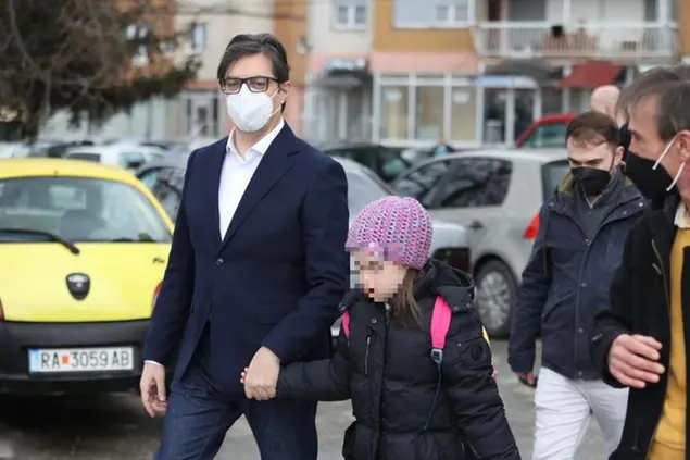 Il presidente\u00A0Pendarovski con la bimba (foto Facebook)