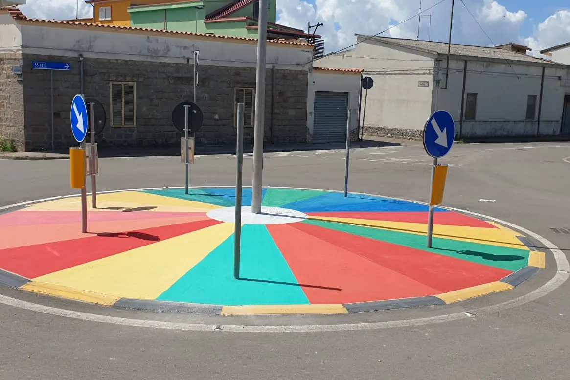 Serrenti, la rotatoria colorata (foto Marras)