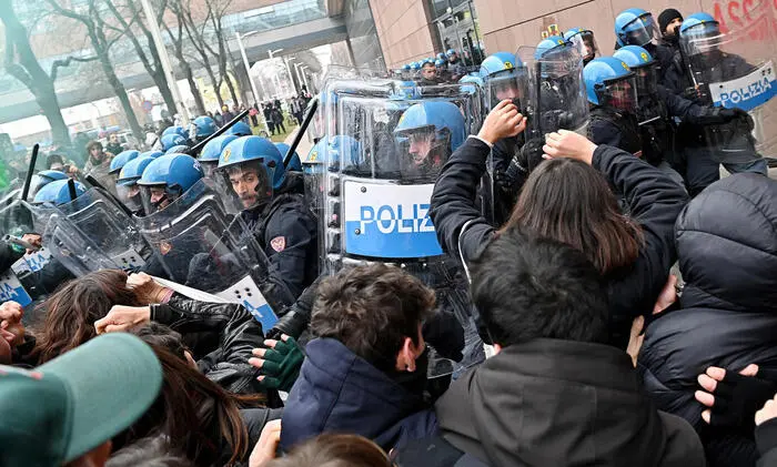 Corteo A Torino, Scontri Davanti Al Politecnico E Blitz Alla Sede Rai ...