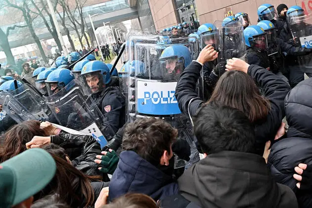 Scontri a Torino (Ansa)