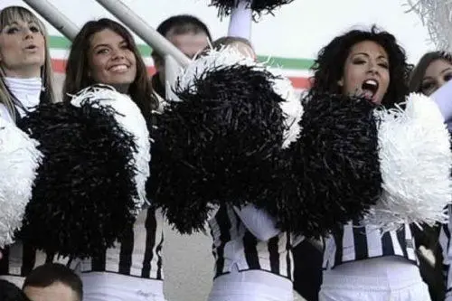 Juve, allo stadio spuntano le ragazze pon pon