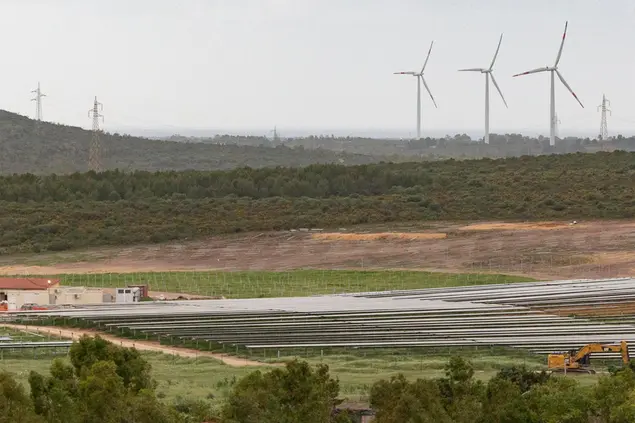 Fotovoltaico ed eolico (archivio L'Unione Sarda)
