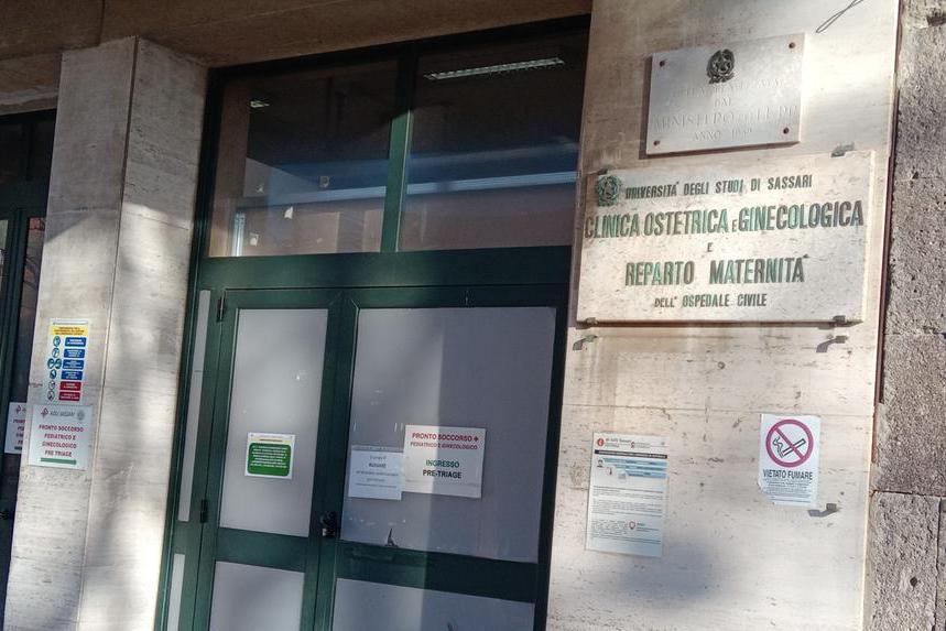L'ingresso della clinica ostetrica dell'ospedale di San Pietro a Sassari (L'Unione Sarda - Tellini)