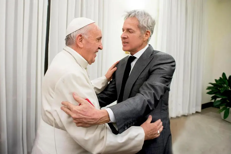 Baglioni abbraccia Papa Francesco in Vaticano (le foto sono Ansa)
