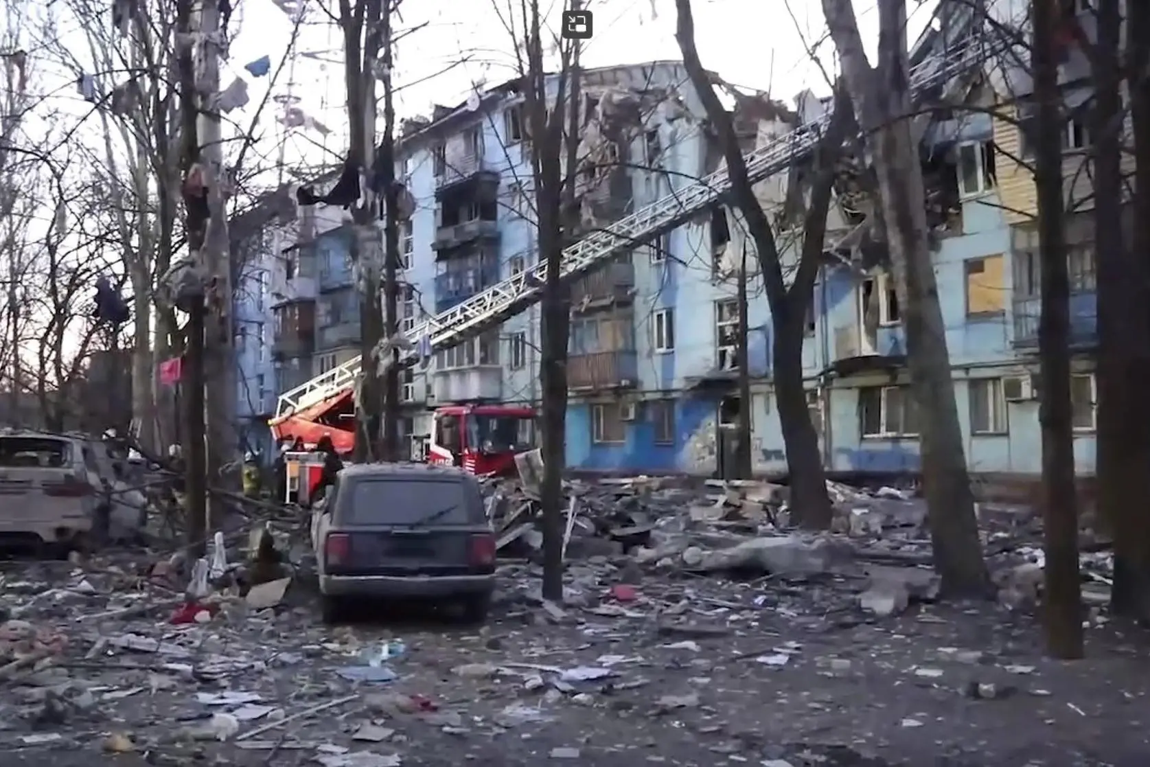 Un'immagine dell'attacco missilistico russo lanciato sulla città di Zaporizhzhia, nell'Ucraina meridionale (foto via Ansa)