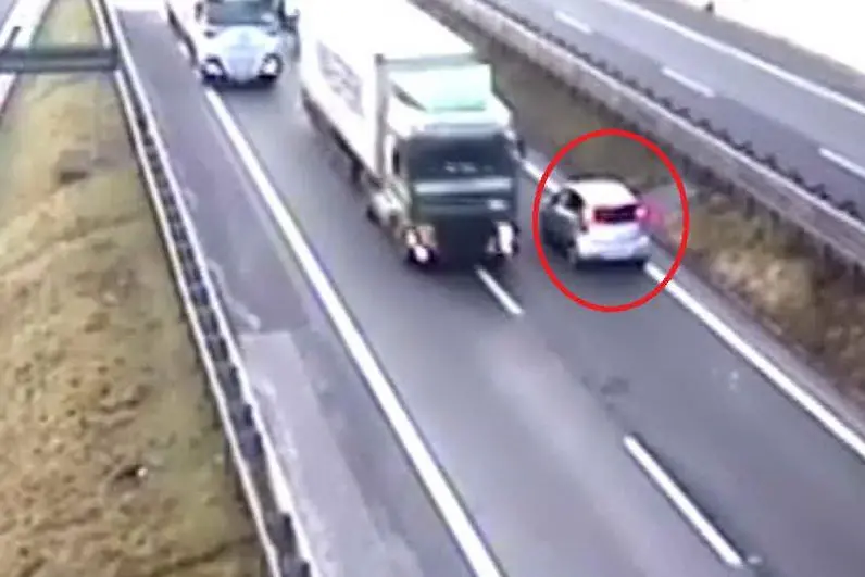 Un frame del video che mostra l'auto in contromano (Polizia stradale)