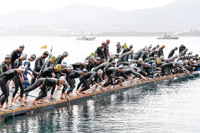La partenza della prova da 10 km maschile della Coppa del Mondo in acque libere a Golfo Aranci (foto concessa dalla Federazione Italiana Nuoto).