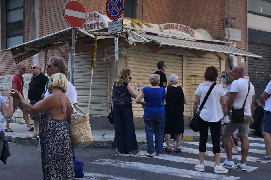 Black out al mercato di San Benedetto: clienti e operatori in strada