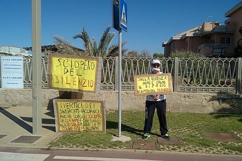 Antonello Repetto durante lo sciopero della fame e del silenzio presso la sede Aias di Cagliari
