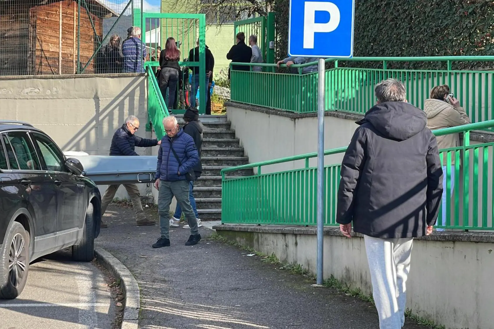 La bara con il corpo del bimbo viene portata via dall'asilo nido (Ansa/Barbara Perissi)