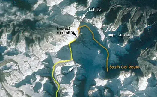 Le vie di ascesa alla vetta dell'Everest da nord (giallo) a sud (arancione)