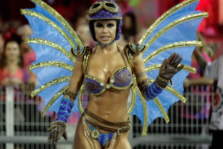 Brasile, lo spettacolo del Carnevale è ufficialmente iniziato