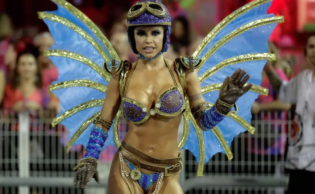 Brasile, lo spettacolo del Carnevale è ufficialmente iniziato