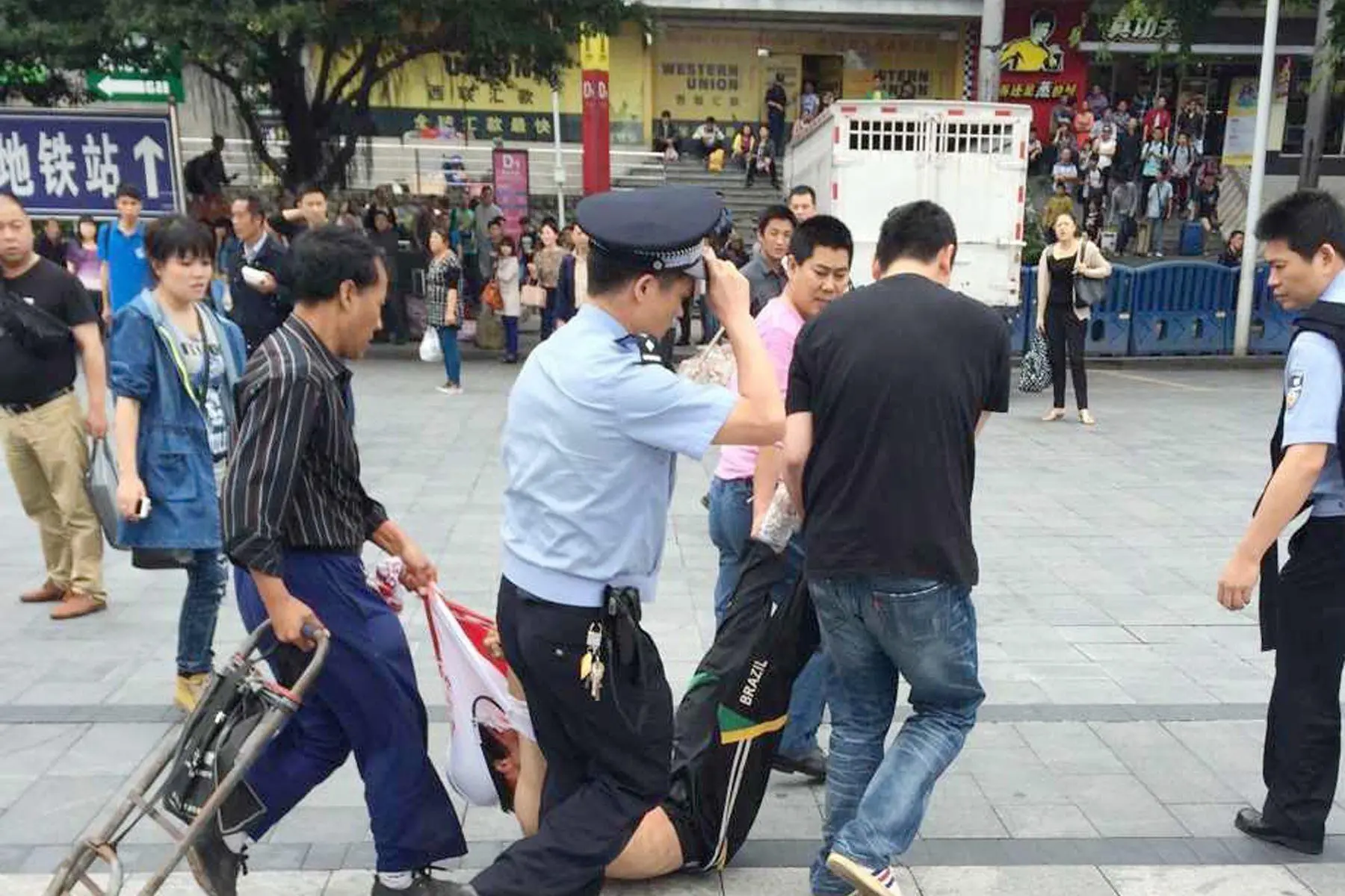 Un arresto dopo uno dei tanti attacchi a colpi di coltello nel Guandong cinese (Ansa)