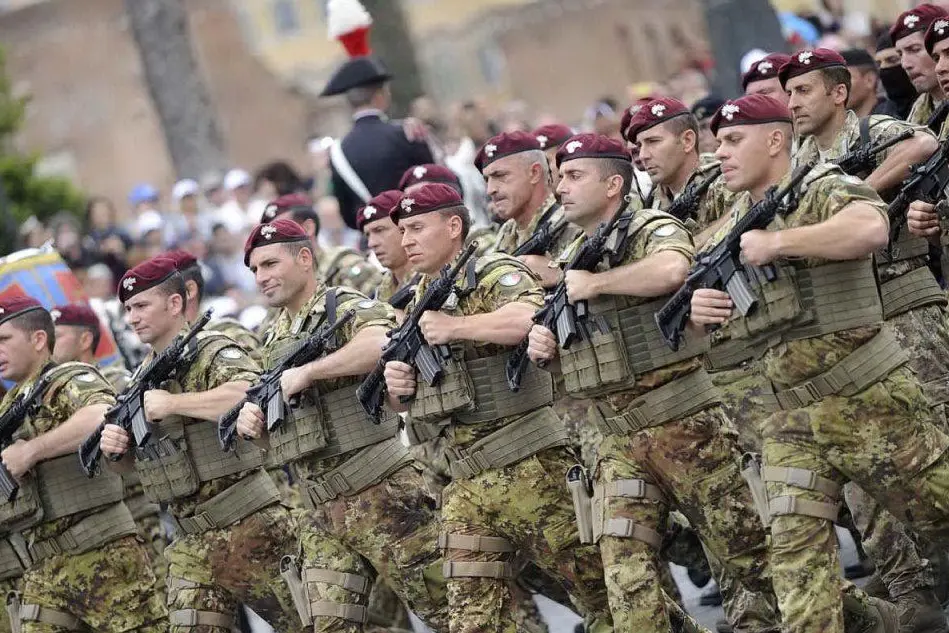 Militari durante la parata del 2 giugno