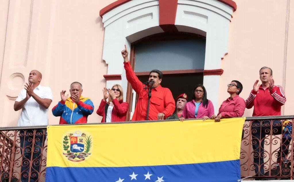 Il discorso al balcone di Nicolas Maduro (Ansa)