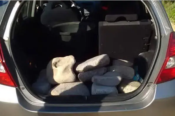 Le grosse pietre di granito nel cofano dell'auto